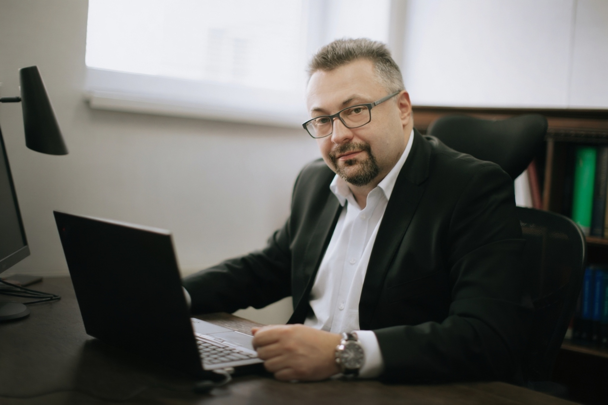 Zdjęcie przedstawiające osobę za biurkiem